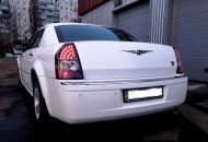 Легковое Авто Chrysler 300c на прокат в Киеве - фото 5 - прокат лимузинов Киев