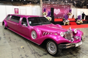 Лимузин Excalibur Phantom, прокат розового лимузина в Киеве